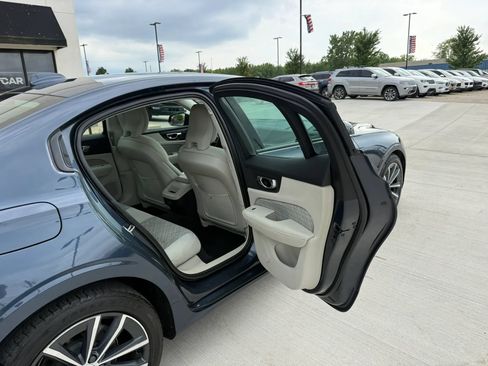 Used 2022 Volvo S60 B5 Momentum AWD/4WD image 21