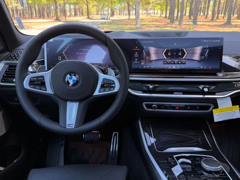 New 2026 BMW X5 xDrive40i w/ M Sport Package AWD/4WD image 3