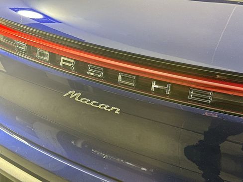Certified 2023 Porsche Macan image 34
