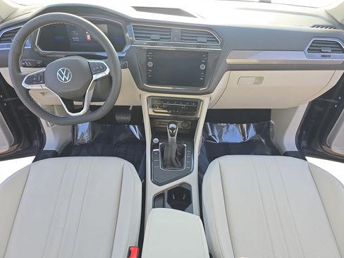 Used 2022 Volkswagen Tiguan SE image 9