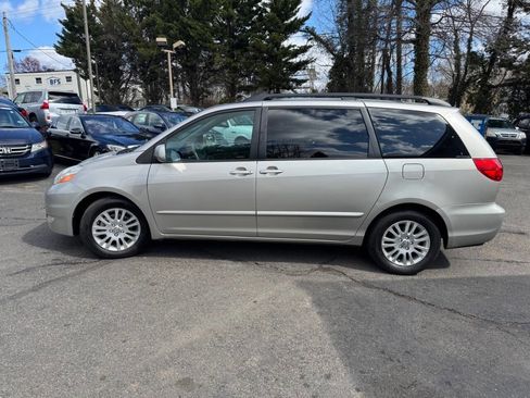 Used 2010 Toyota Sienna image 4