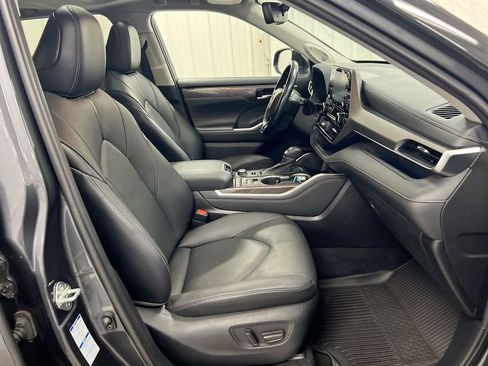 Used 2021 Toyota Highlander Limited image 23