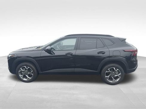 Used 2025 Chevrolet Trax LT w/ LT Convenience Package FWD image 5
