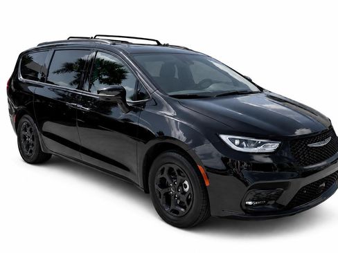 Used 2025 Chrysler Pacifica Premium FWD image 1