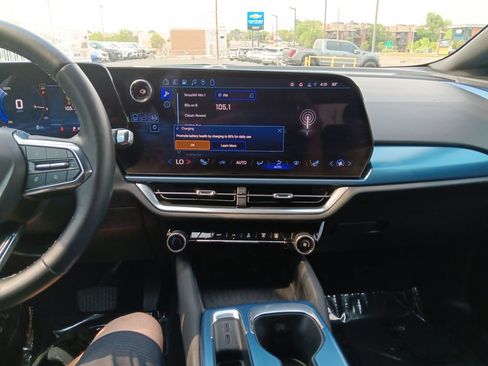 Used 2024 Chevrolet Equinox EV LT AWD/4WD image 17