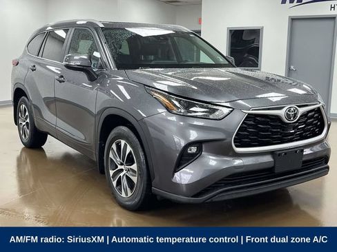 Used 2023 Toyota Highlander XLE AWD/4WD image 3