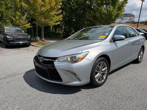 Used 2015 Toyota Camry SE FWD image 1