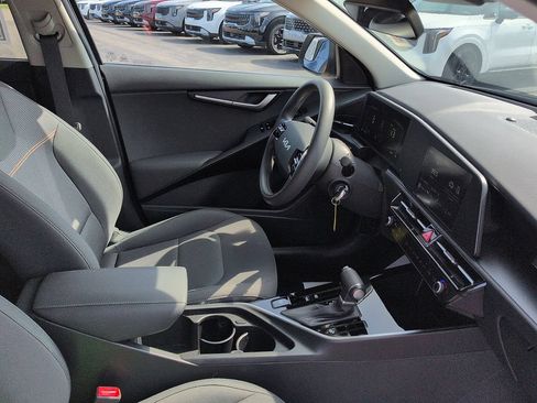Used 2025 Kia Niro LX FWD image 7