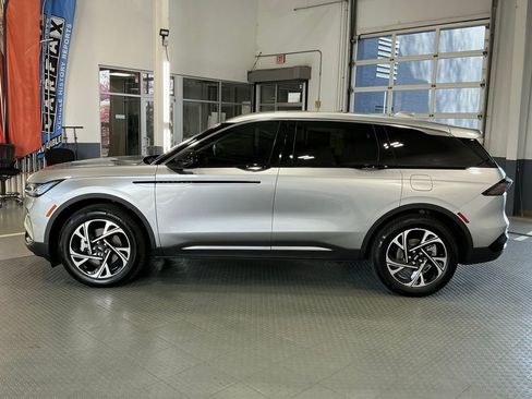 Used 2025 Lincoln Nautilus Premier AWD/4WD image 23