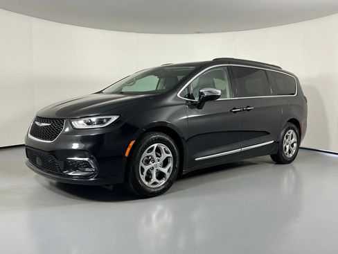 Used 2023 Chrysler Pacifica Limited image 3