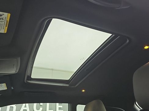 Used 2016 Dodge Challenger R/T image 9