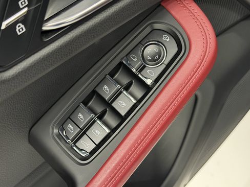 Certified 2023 Porsche Macan image 27