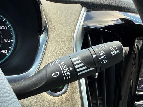 Used 2022 Chevrolet Traverse LS image 24