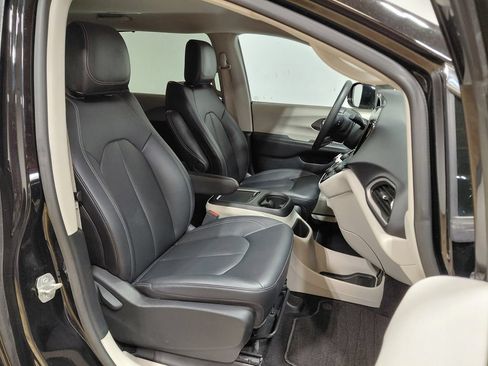 Certified 2024 Chrysler Pacifica Touring-L FWD image 31