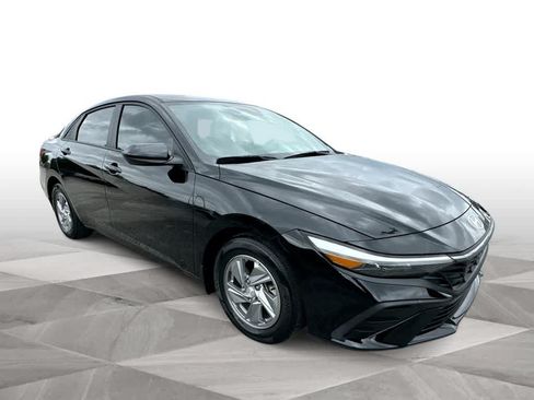 Used 2024 Hyundai Elantra SE FWD image 2