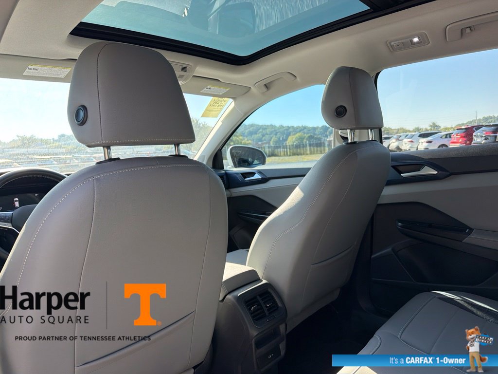 Used 2024 Volkswagen Taos SE w/ Panoramic Sunroof Package FWD image 11