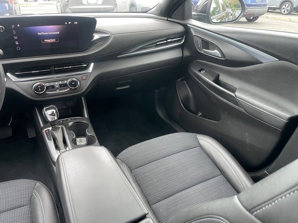 Used 2024 Buick Envista Preferred w/ Advanced Safety Package FWD image 10