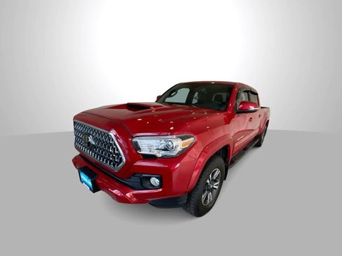 Used 2019 Toyota Tacoma TRD Sport w/ TRD Premium Sport Package AWD/4WD image 4