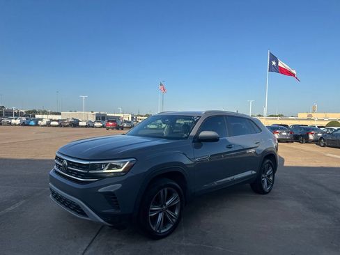 Used 2020 Volkswagen Atlas Cross Sport SE w/ Panoramic Sunroof Package FWD image 8