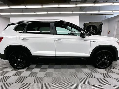Used 2023 Volkswagen Taos SE w/ Panoramic Sunroof Package FWD image 15
