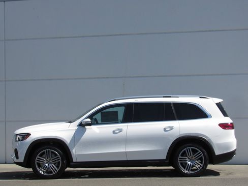 New 2025 Mercedes-Benz GLS 450 4MATIC image 4