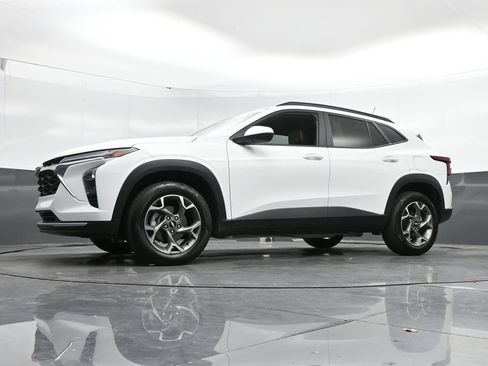 Used 2025 Chevrolet Trax LT FWD image 43