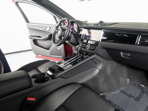 Certified 2025 Porsche Macan Turbo image 28