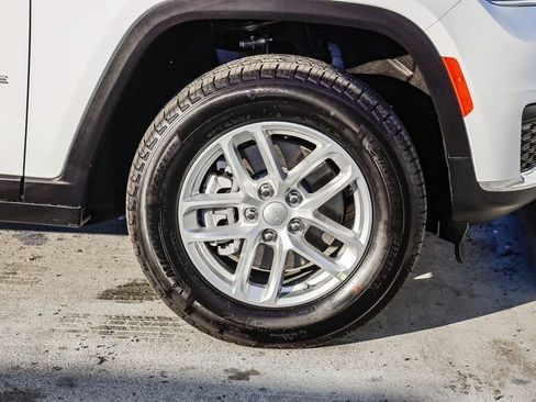 New 2025 Jeep Grand Cherokee L Laredo image 11