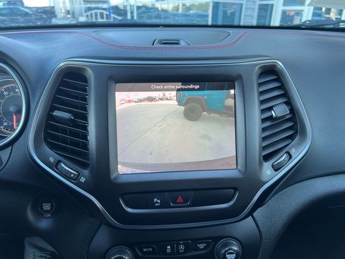 Used 2020 Jeep Cherokee Trailhawk AWD/4WD image 27
