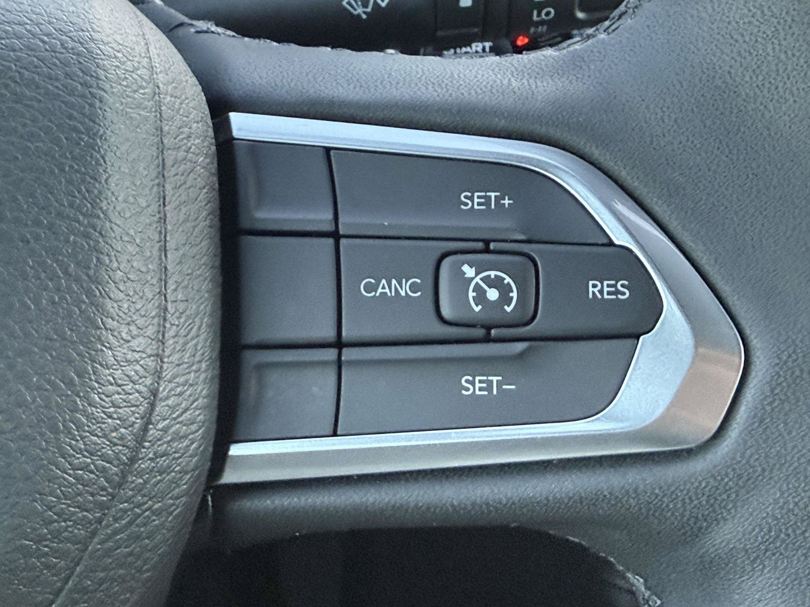 Used 2025 Jeep Compass Latitude AWD/4WD image 33