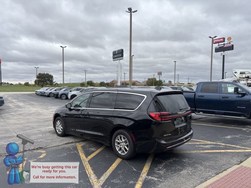 Used 2026 Chrysler Pacifica Select FWD image 3