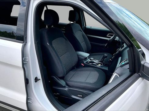 Used 2017 Ford Explorer XLT AWD/4WD image 8