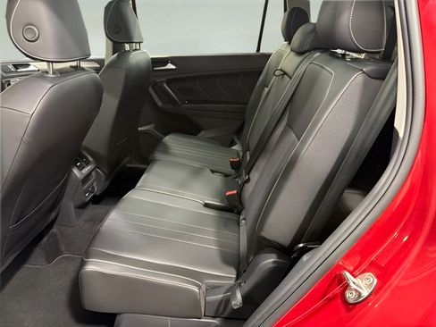 Used 2023 Volkswagen Tiguan SE w/ Panoramic Sunroof Package FWD image 29