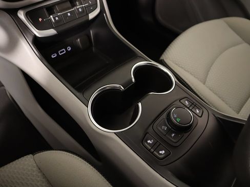 Used 2024 GMC Terrain SLE w/ Driver Convenience Package FWD image 7