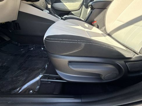 Used 2023 Hyundai Venue SEL FWD image 14