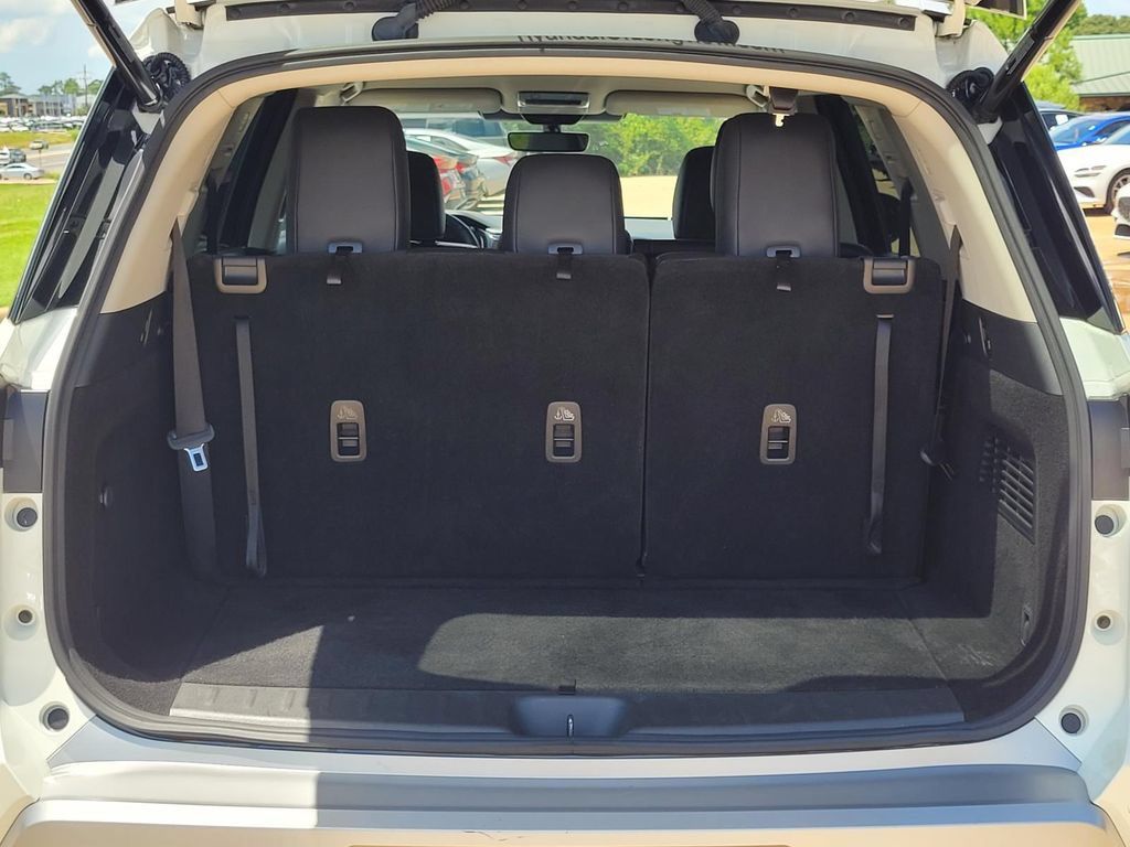 Used 2023 Nissan Pathfinder SL w/ Lighting Package (N92) FWD image 8