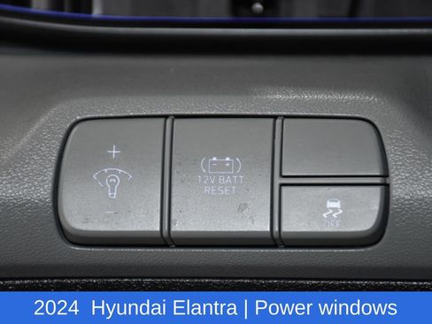 Used 2024 Hyundai Elantra Limited image 9