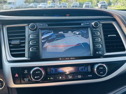 Used 2017 Toyota Highlander XLE AWD/4WD image 25