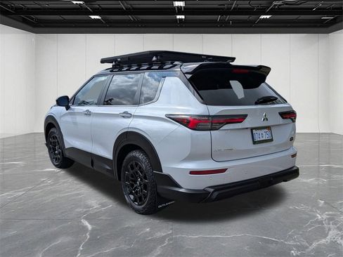 New 2025 Mitsubishi Outlander SE image 3
