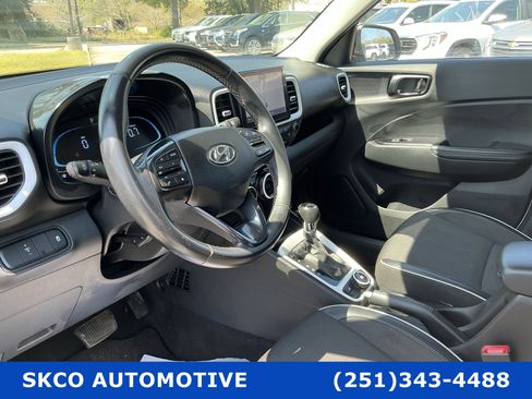 Used 2023 Hyundai Venue Limited image 20