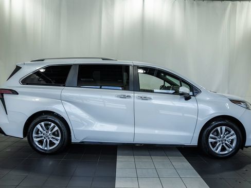 Used 2026 Toyota Sienna Limited AWD/4WD image 3