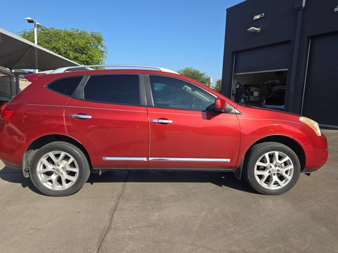 Used 2013 Nissan Rogue SL AWD/4WD image 2
