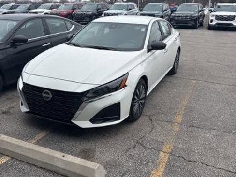 Used 2025 Nissan Altima 2.5 SV image 1