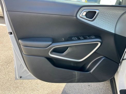 Used 2025 Kia Soul LX w/ LX Technology Package image 18