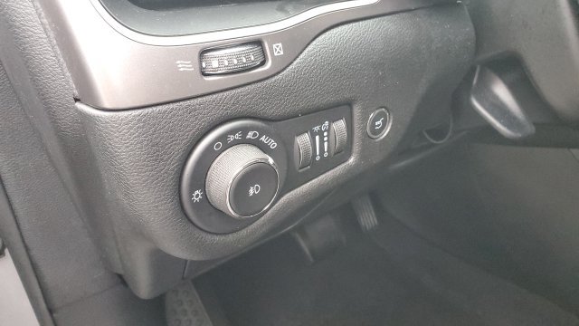 Certified 2021 Jeep Cherokee Latitude Lux w/ Comfort/Convenience Group AWD/4WD image 8