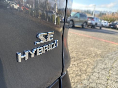 Used 2022 Toyota RAV4 SE w/ Convenience Package image 10