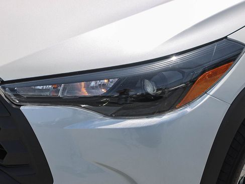 Used 2026 Toyota Corolla Cross LE FWD image 5
