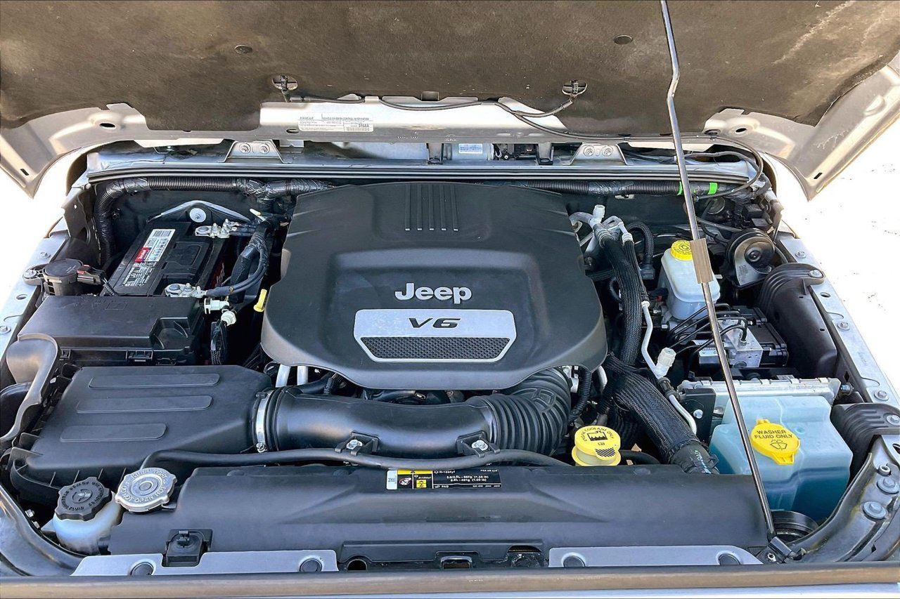 Certified 2018 Jeep Wrangler Unlimited Sahara AWD/4WD image 31