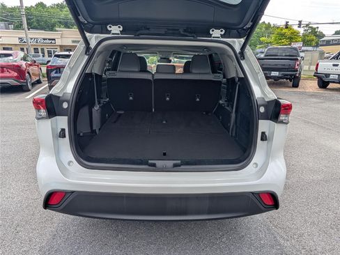 Used 2023 Toyota Highlander XLE AWD/4WD image 14