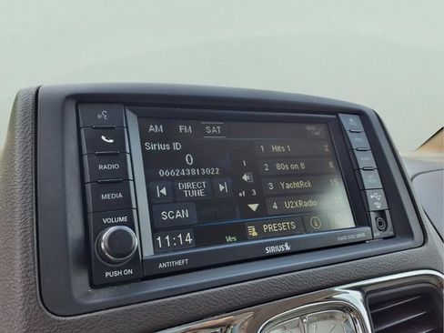 Used 2015 Chrysler Town & Country Touring-L FWD image 16